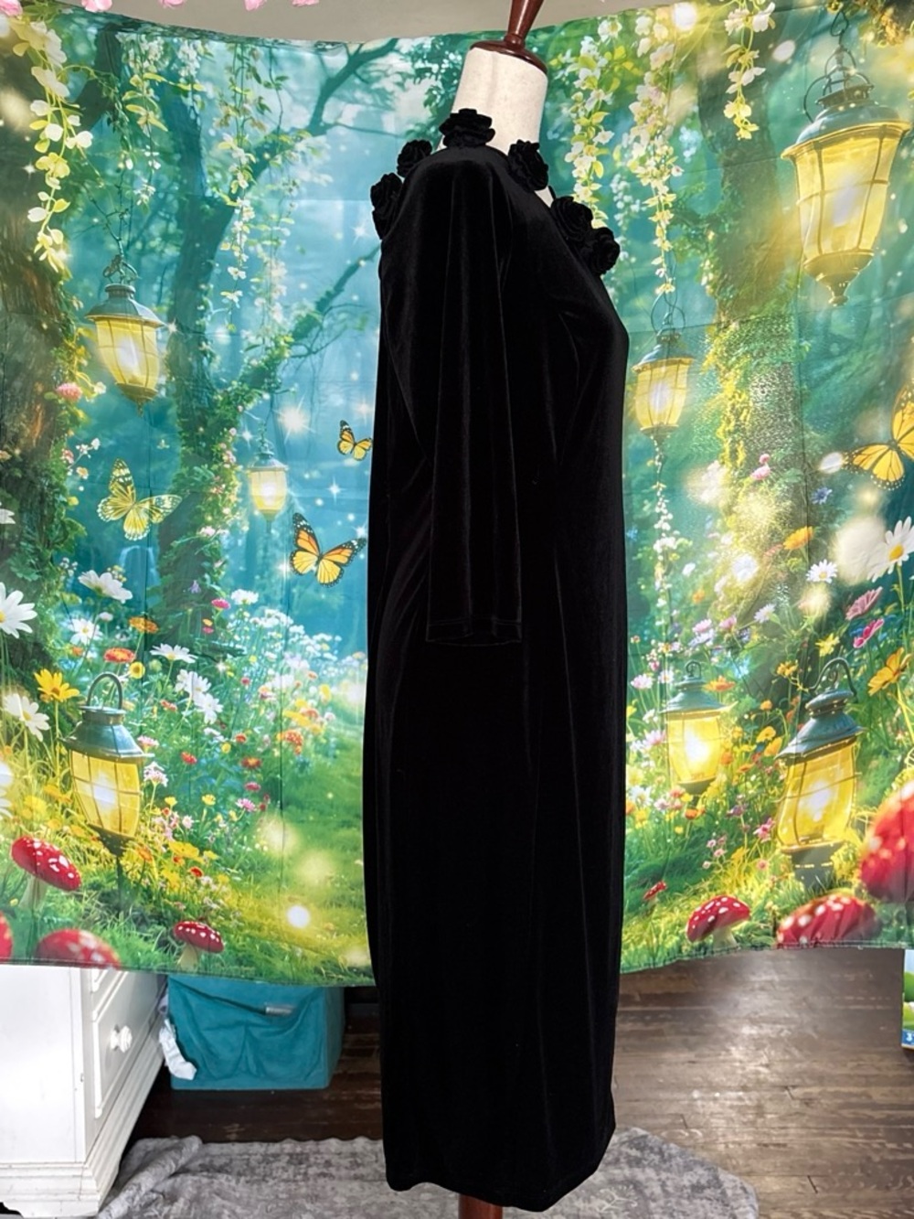 Midnight Velvet Black Velvet Rose-Trim Long Sleeve Sheath Dress - Picture 5 of 7